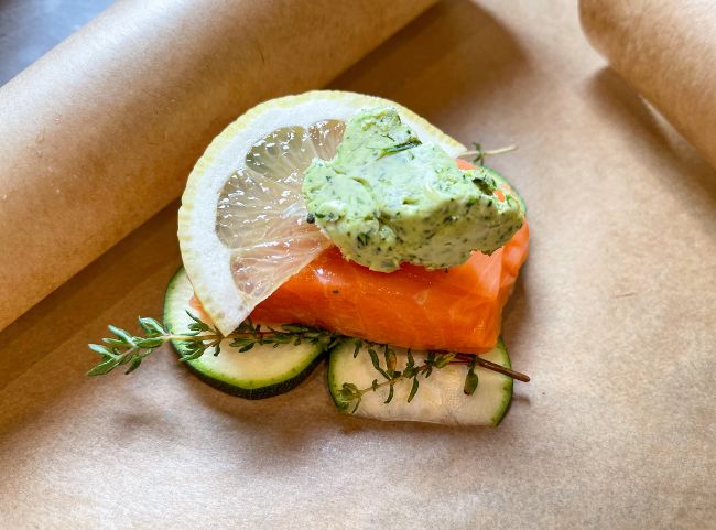 Zucchini Lachsp&auml;ckchen Kr&auml;uterbutter