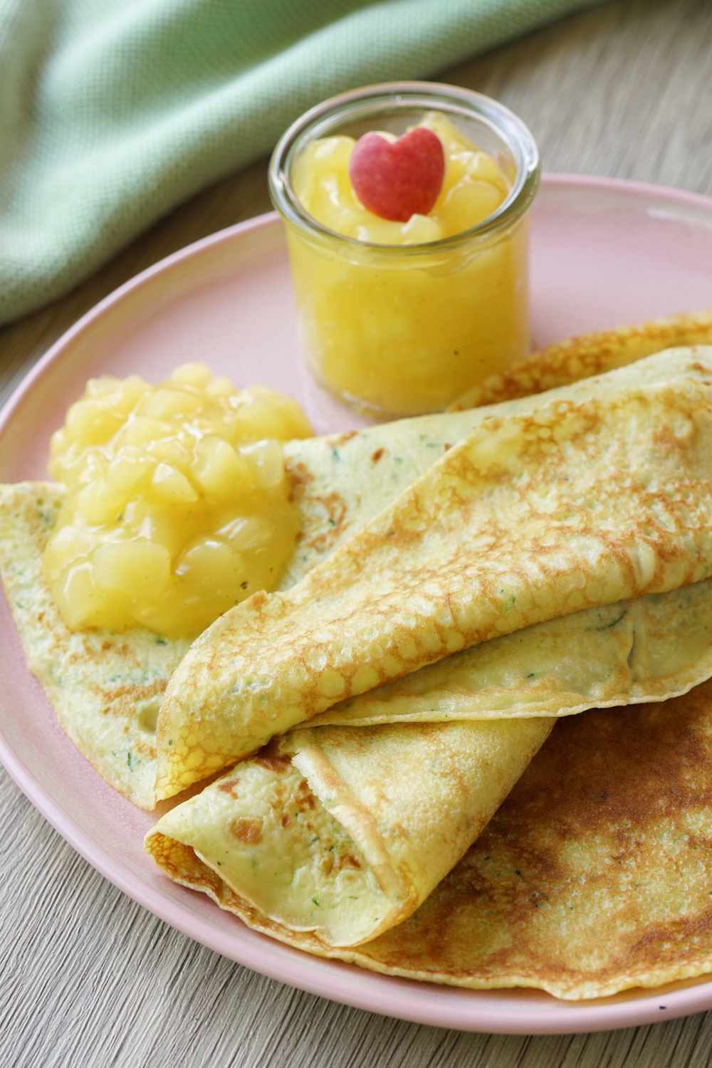 Zucchini Pfannkuchen mit Apfelkompott Zucchini Pfannkuchen mit Apfelkompott