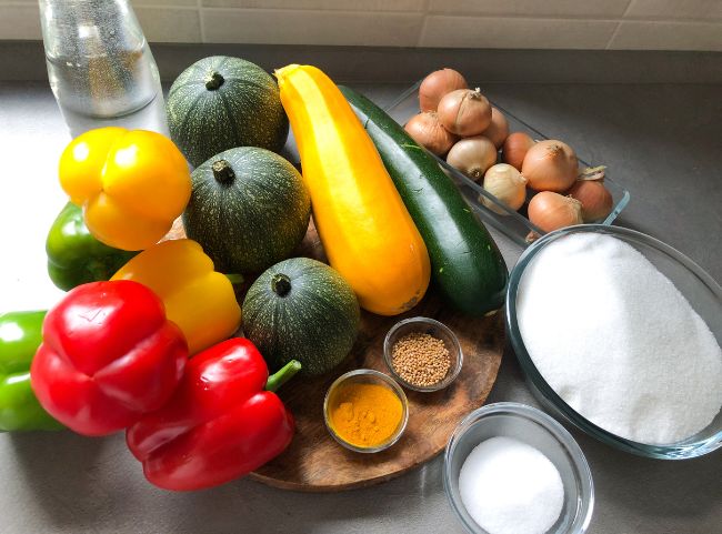 Zucchini s&uuml;&szlig;-sauer mit Curry