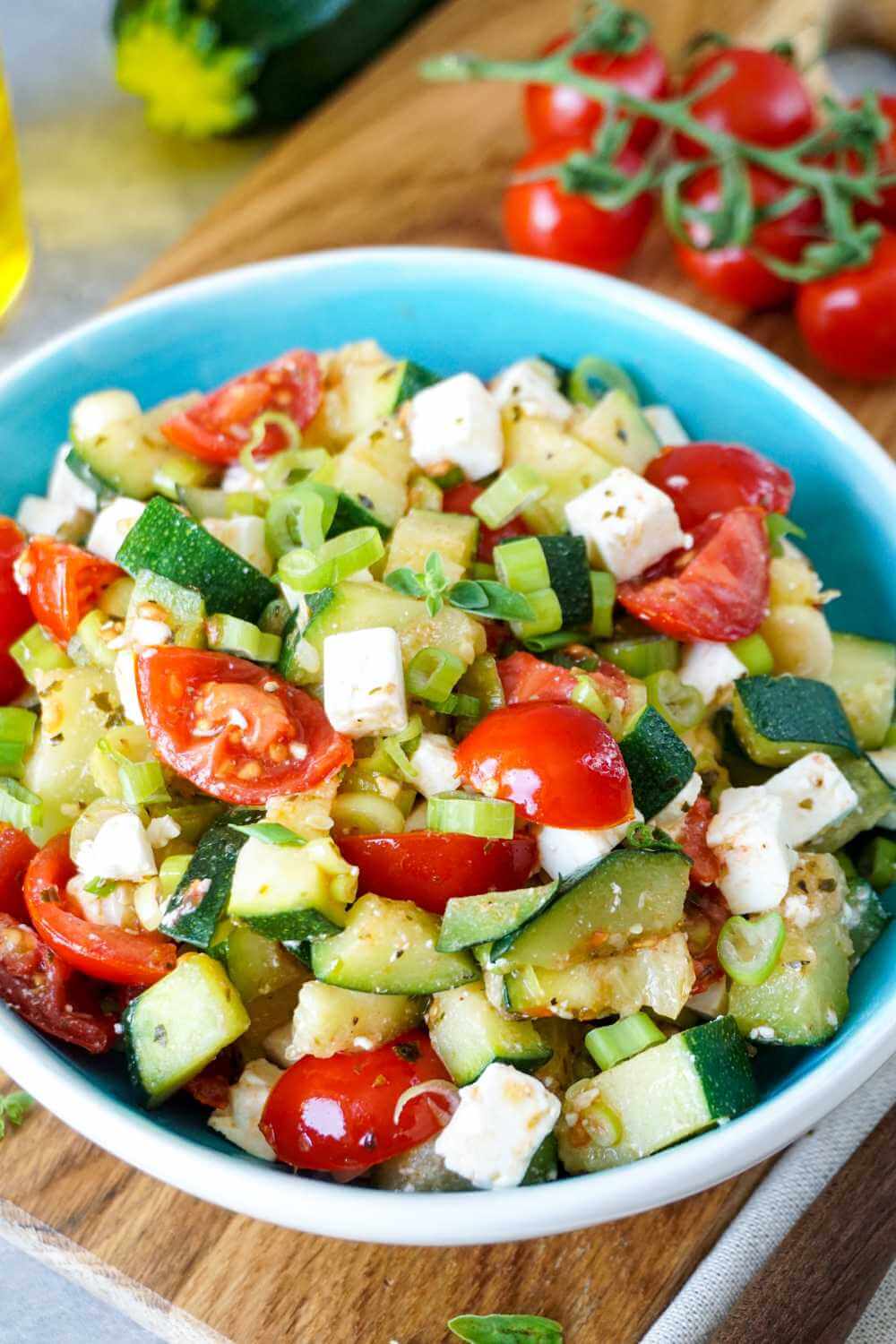Gebratener Zucchinisalat mit Tomaten und Feta