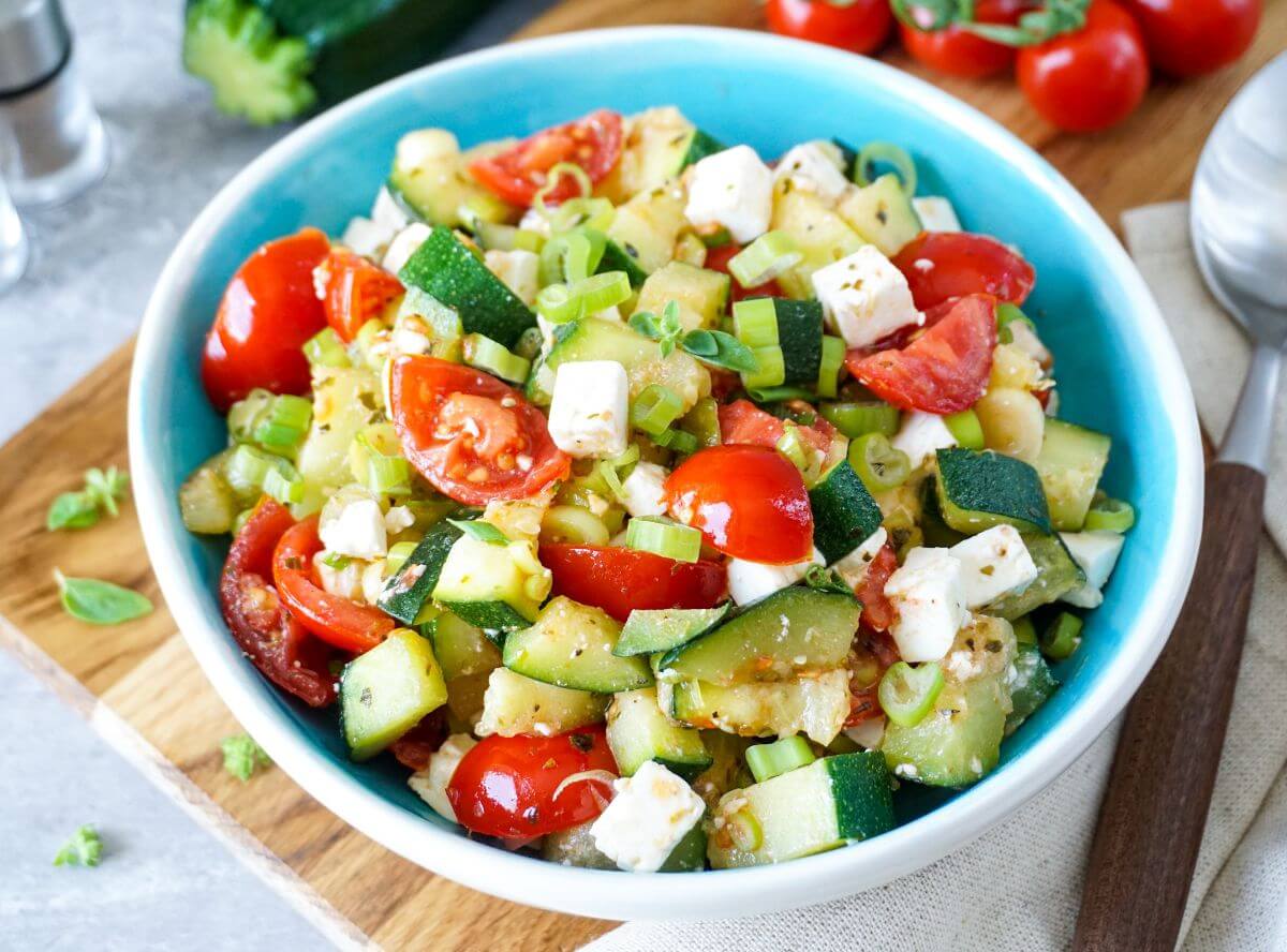 Gebratener Zucchinisalat mit Tomaten und Feta