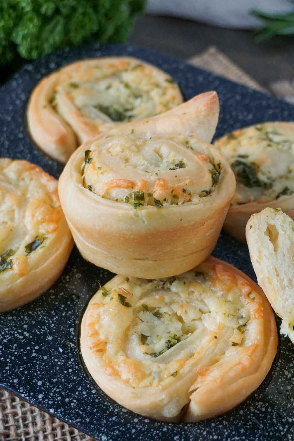 Zupfbrot Muffins mit Käse und Kräuterbutter Zupfbrot Muffins mit Käse und Kräuterbutter