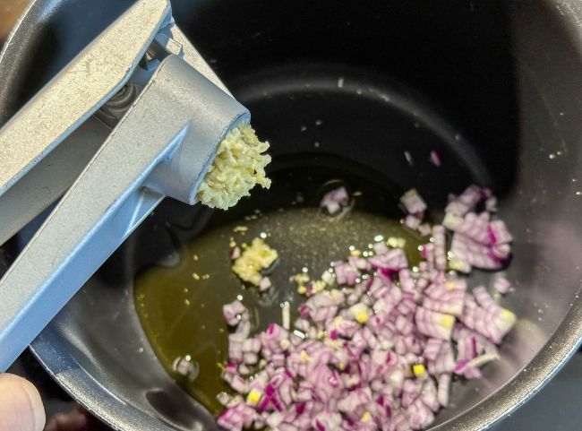 Zwiebel und Knoblauch anbraten Zwiebel und Knoblauch anbraten