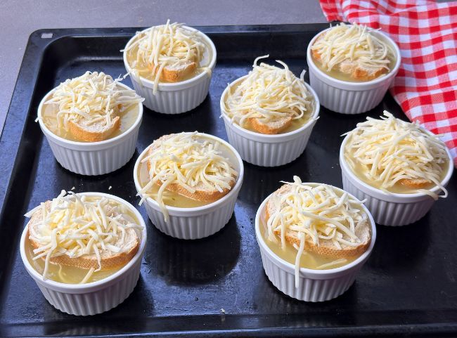 Zwiebelsuppe mit Käse überbacken Zwiebelsuppe mit Käse überbacken