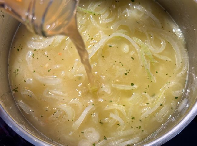 Omas Zwiebelsuppe ohne Wein kochen Omas Zwiebelsuppe ohne Wein kochen