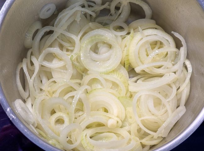 Zwiebelsuppe Zwiebeln anbraten Zwiebelsuppe Zwiebeln anbraten